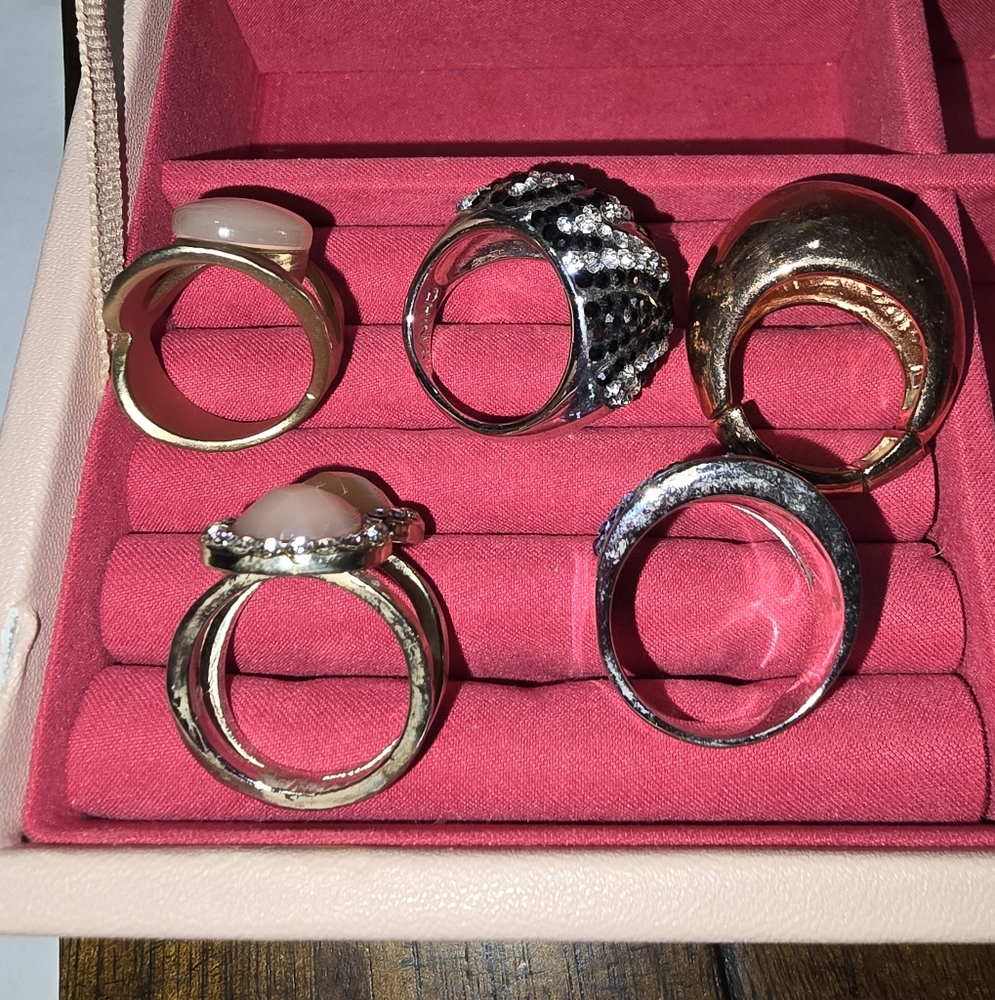 Size 8 rings - Picture 4 of 4